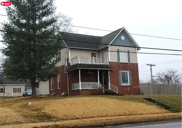 a view of a yard in front of a house