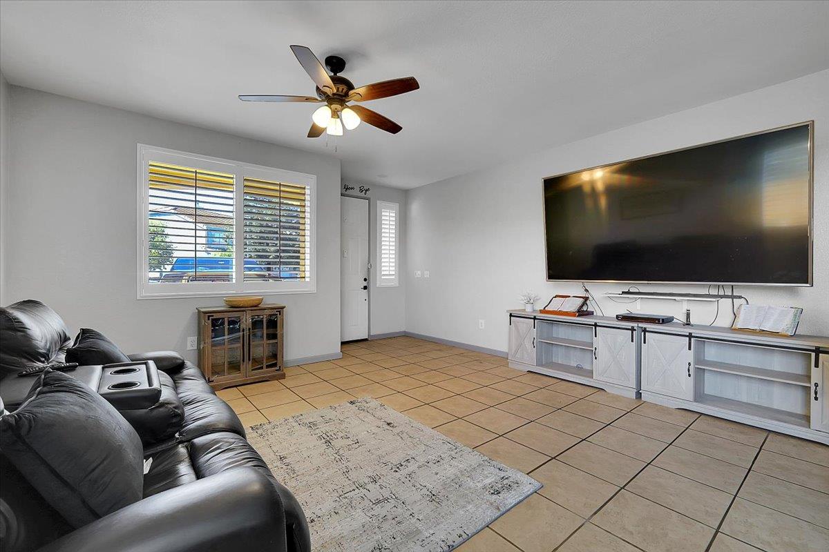 6024 Deepdale Way Elk Grove, CA 95758 - Photo 9 of 40