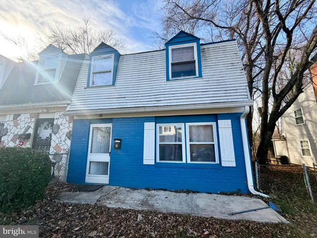 a view of front of a house with a yard