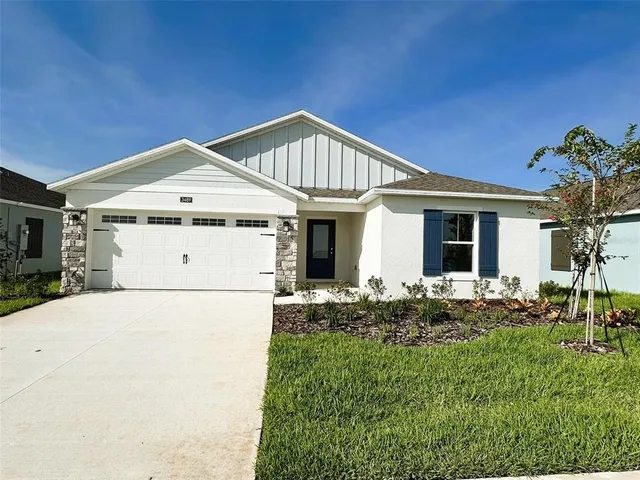 a view of a house with backyard
