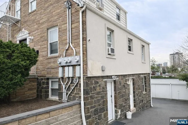 $3,000 | 1014 Ponsi Street, Unit B, Fort Lee, NJ 07024