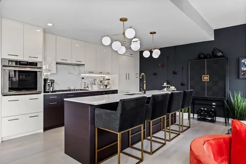 $1,998,000 | 110 Broad Street, Unit 602, Boston, MA 02110