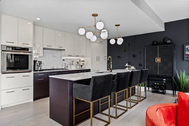 $1,998,000 | 110 Broad Street, Unit 602, Boston, MA 02110