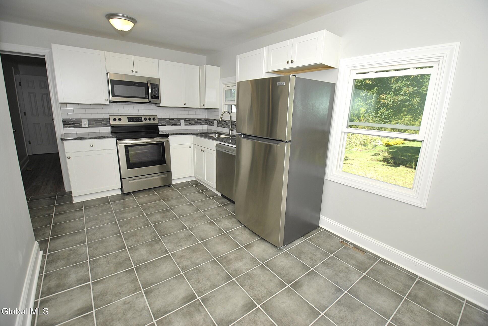 49 Osborne Road Colonie, NY 12205 - Photo 4 of 36 _DSC0877-0