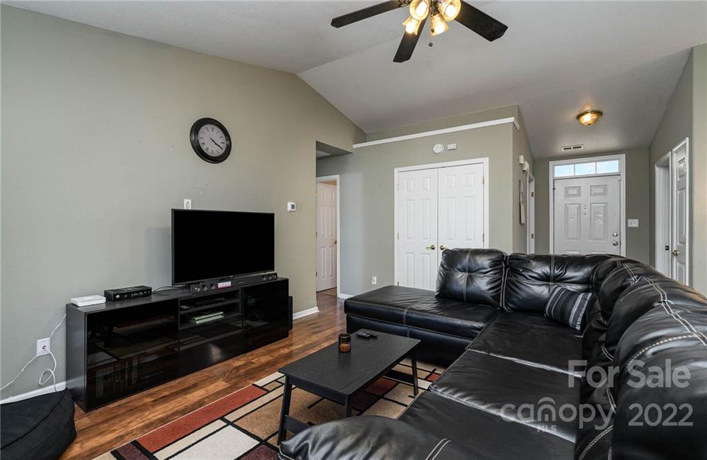 6038 Raisin Tree Lane Charlotte, NC 28215 - Photo 4 of 18 Gallery Image 4