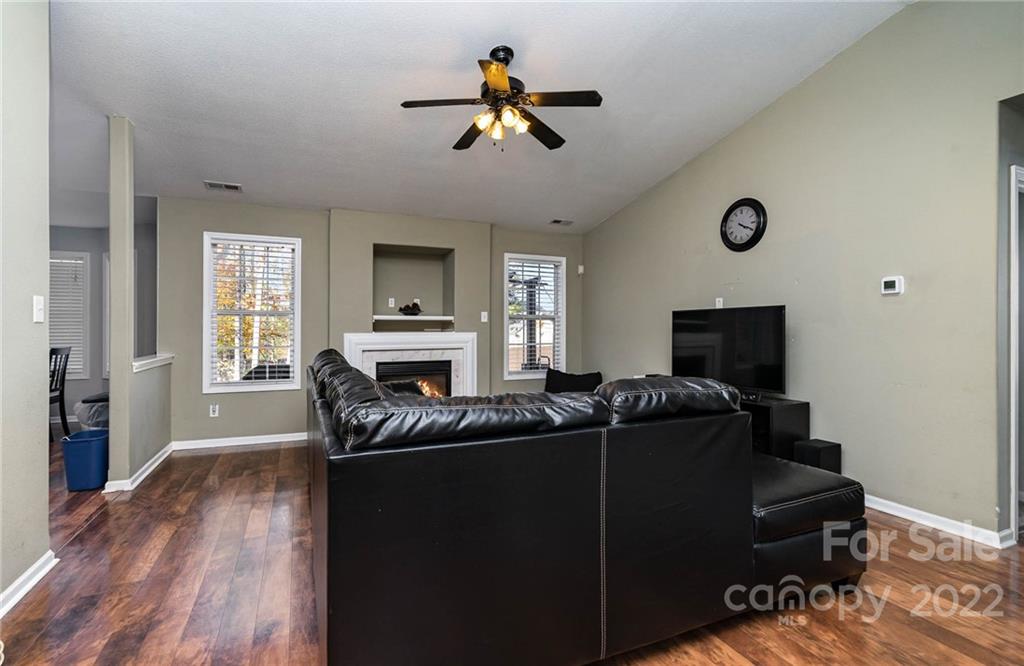 6038 Raisin Tree Lane Charlotte, NC 28215 - Photo 5 of 18 Gallery Image 5