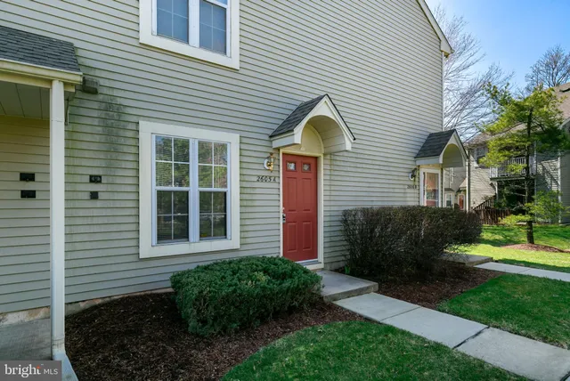 a view of a house with yard and plants