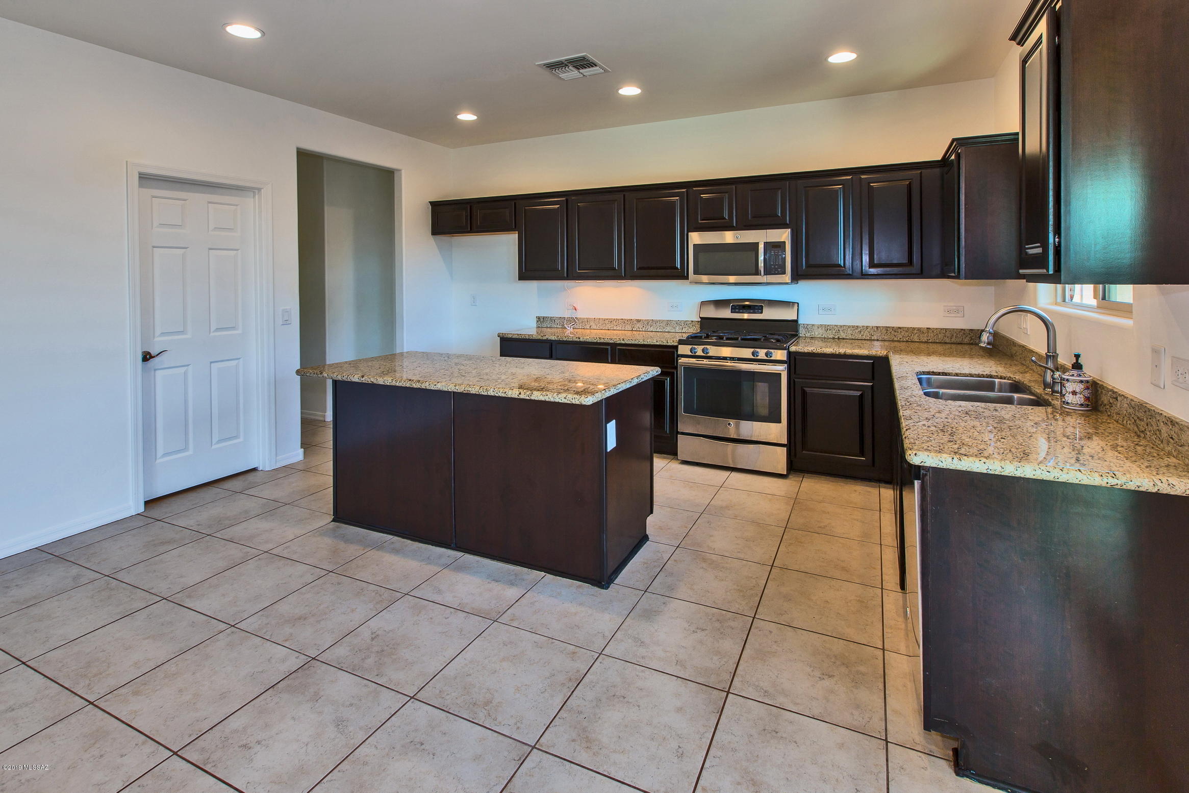 39082 South Running Roses Lane Tucson, AZ 85739 - Photo 7 of 41