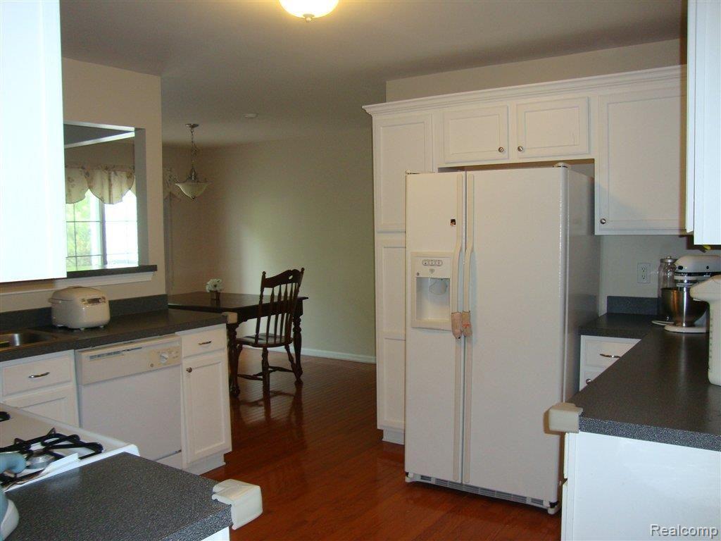 49021 Hawksburry Road Canton, MI 48188 - Photo 9 of 15 DSC02987.JPG