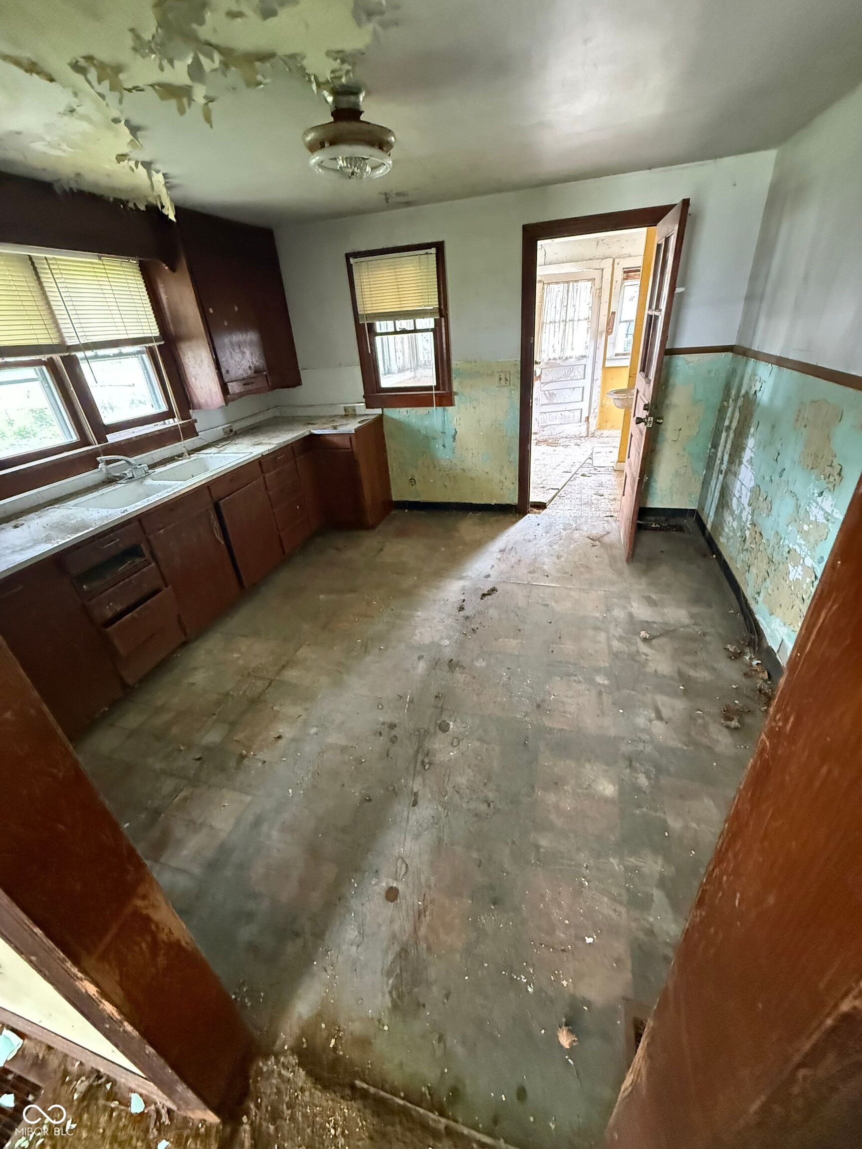1512 Walton Street Anderson, IN 46016 - Photo 6 of 10