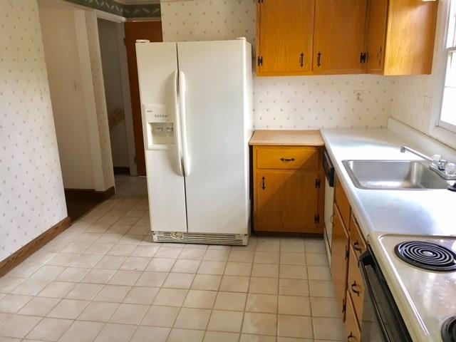 285 Foxcroft Road Pittsburgh, PA 15220 - Photo 5 of 19 KITCHEN - ALL APPLIANCES REMAIN WITH THE HOME INCLUDING WASHER AND DRYER!