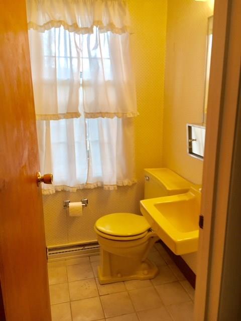 285 Foxcroft Road Pittsburgh, PA 15220 - Photo 7 of 19 FIRST FLOOR POWDER ROOM!