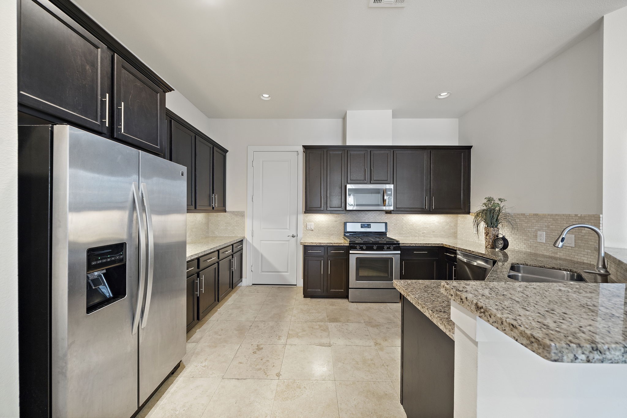 9517 Cedarpost Square Street Houston, TX 77055 - Photo 7 of 20 a kitchen with stainless steel appliances granite countertop a sink stove and refrigerator
