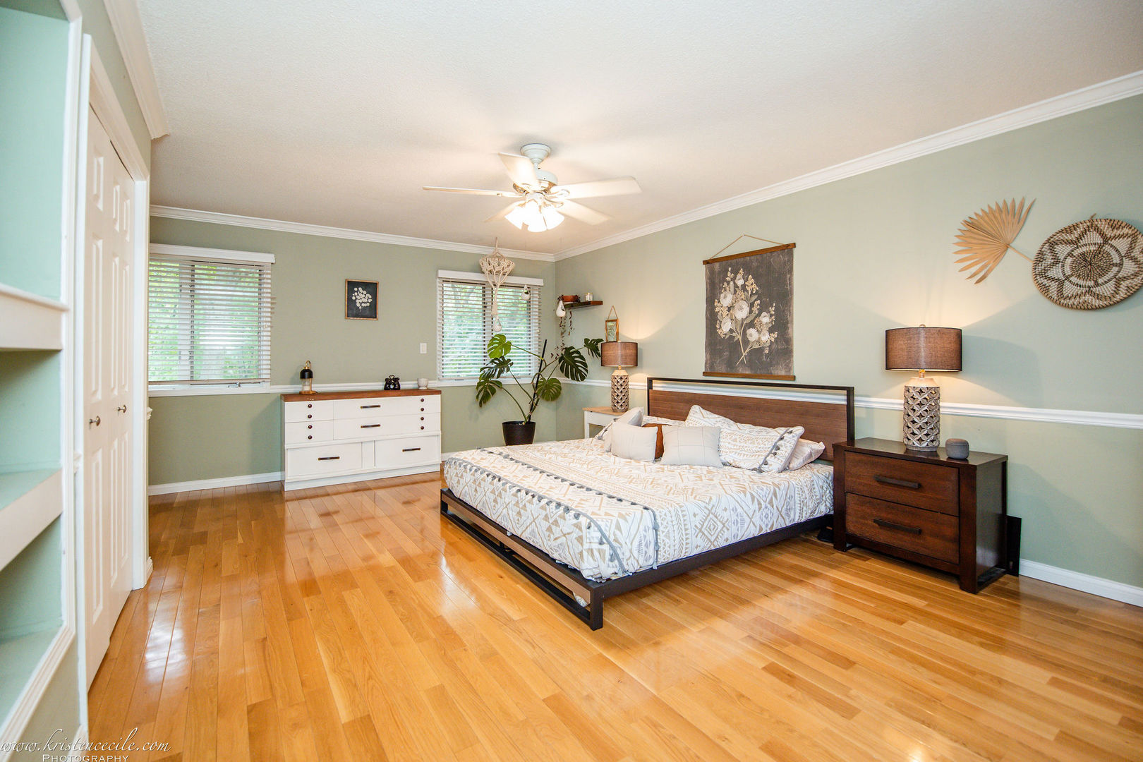 5 Inverness Drive Bourbonnais, IL 60914 - Photo 44 of 90 a spacious bedroom with a bed and dresser