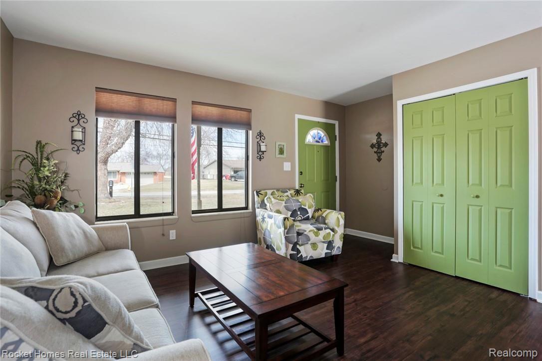 26320 South River Road Harrison Township, MI 48045 - Photo 6 of 28 005-photo-living-room-6884344.jpg