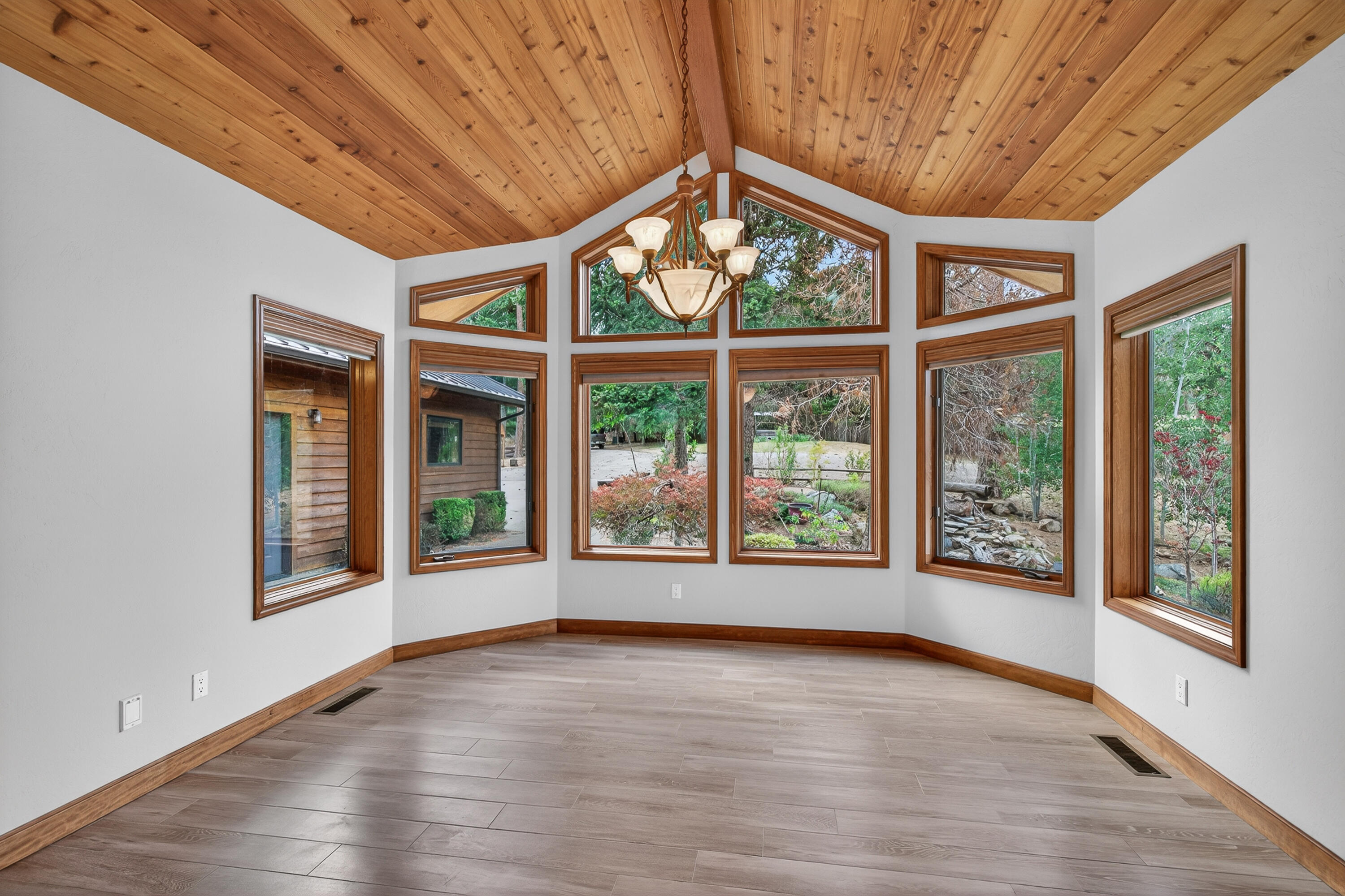 2365 Eastside Road Jacksonville, OR 97530 - Photo 14 of 69 17-15