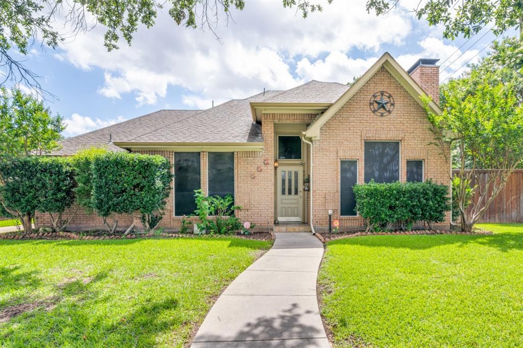 View of front of house with manicured front lawn