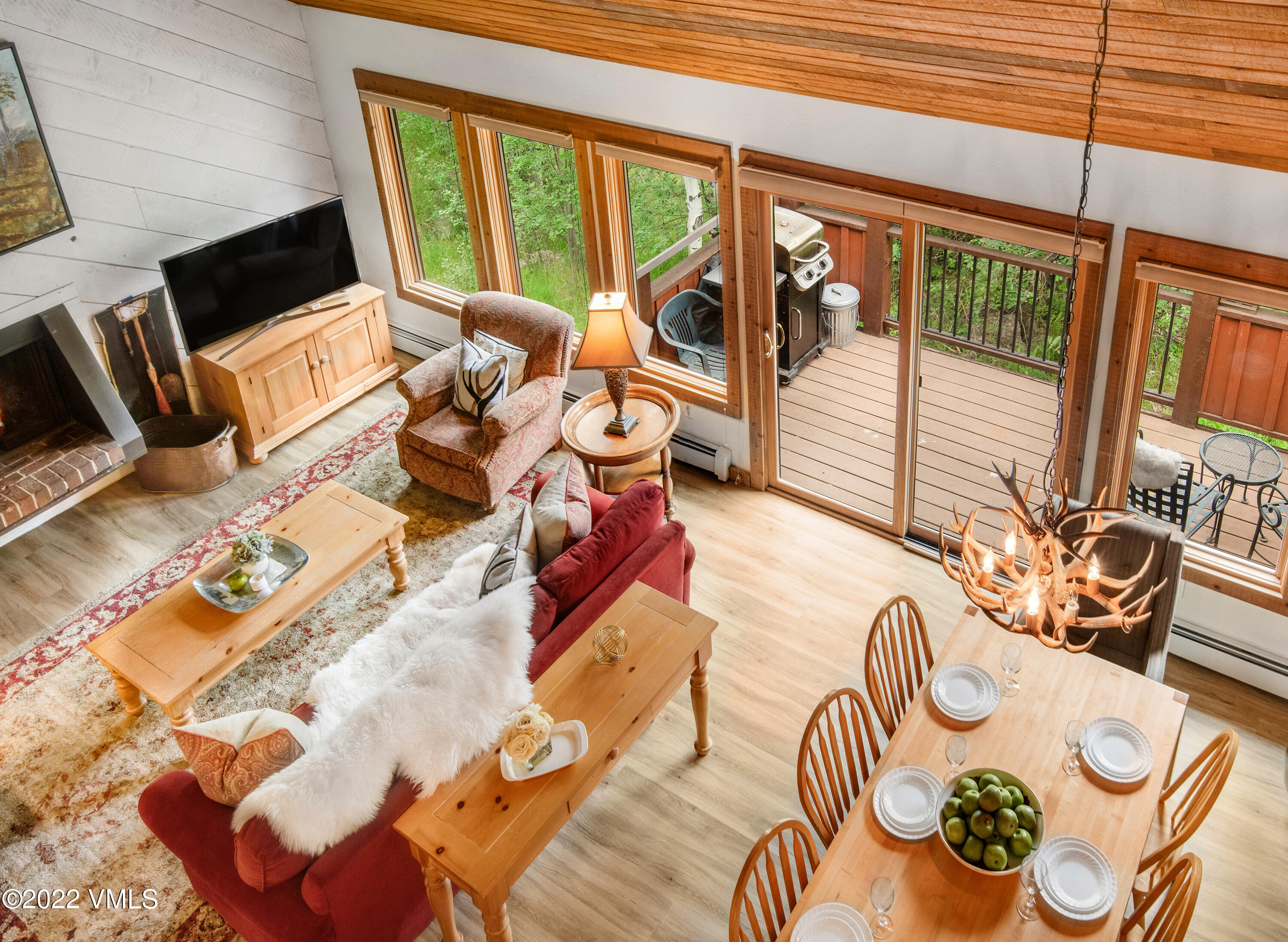 2875 Manns Ranch Road, Unit C3 Vail, CO 81657 - Photo 8 of 40 Living room/dining room