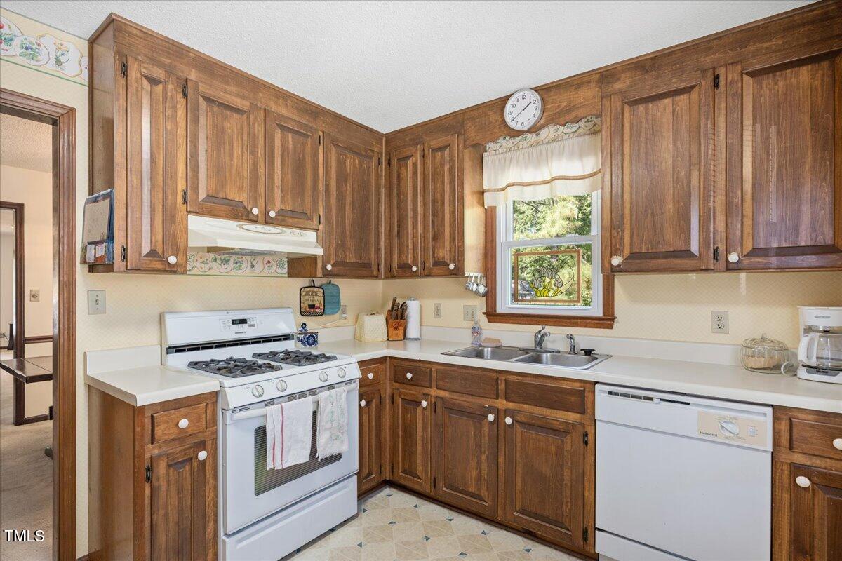5636 Darrow Drive Raleigh, NC 27612 - Photo 11 of 29 08-- 31