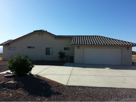 1566 South Eden Road Golden Valley, AZ 86413 - Photo 2 of 22 Garageconcrete parking area