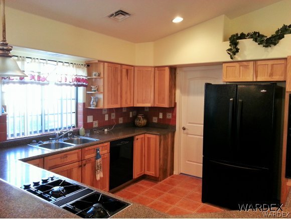 1566 South Eden Road Golden Valley, AZ 86413 - Photo 7 of 22 Kitchen with laminate counters