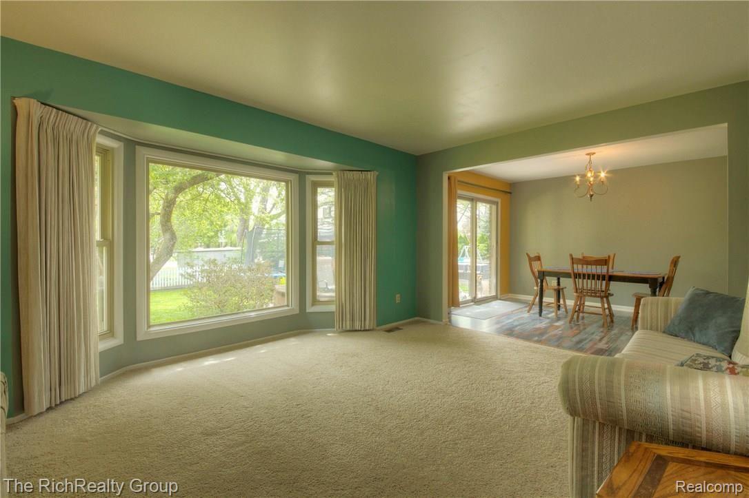 46513 Maidstone Road Canton, MI 48187 - Photo 19 of 56 19_fb.jpg