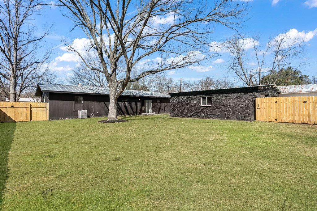 809 North Edison Street Fredericksburg, TX 78624 - Photo 30 of 31