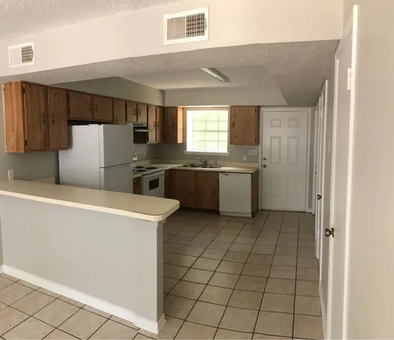 $1,200 | 526 North Pierce Street, Covington, LA 70433