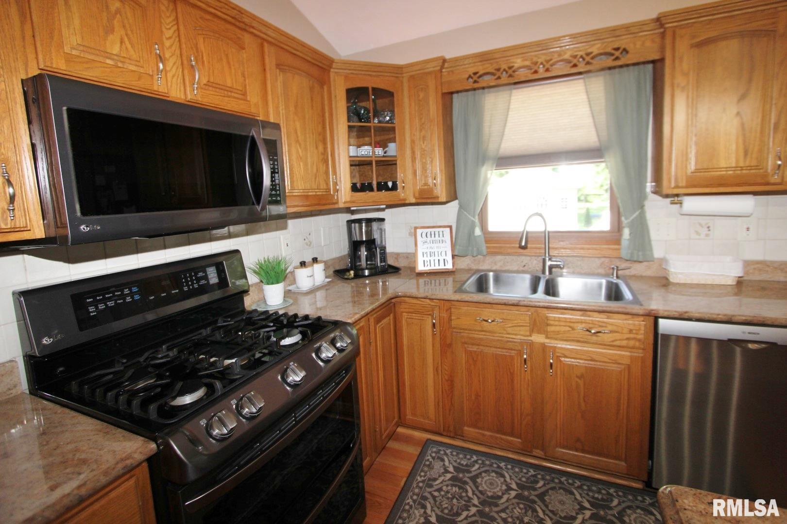 915 South Johanson Road Peoria, IL 61607 - Photo 11 of 51