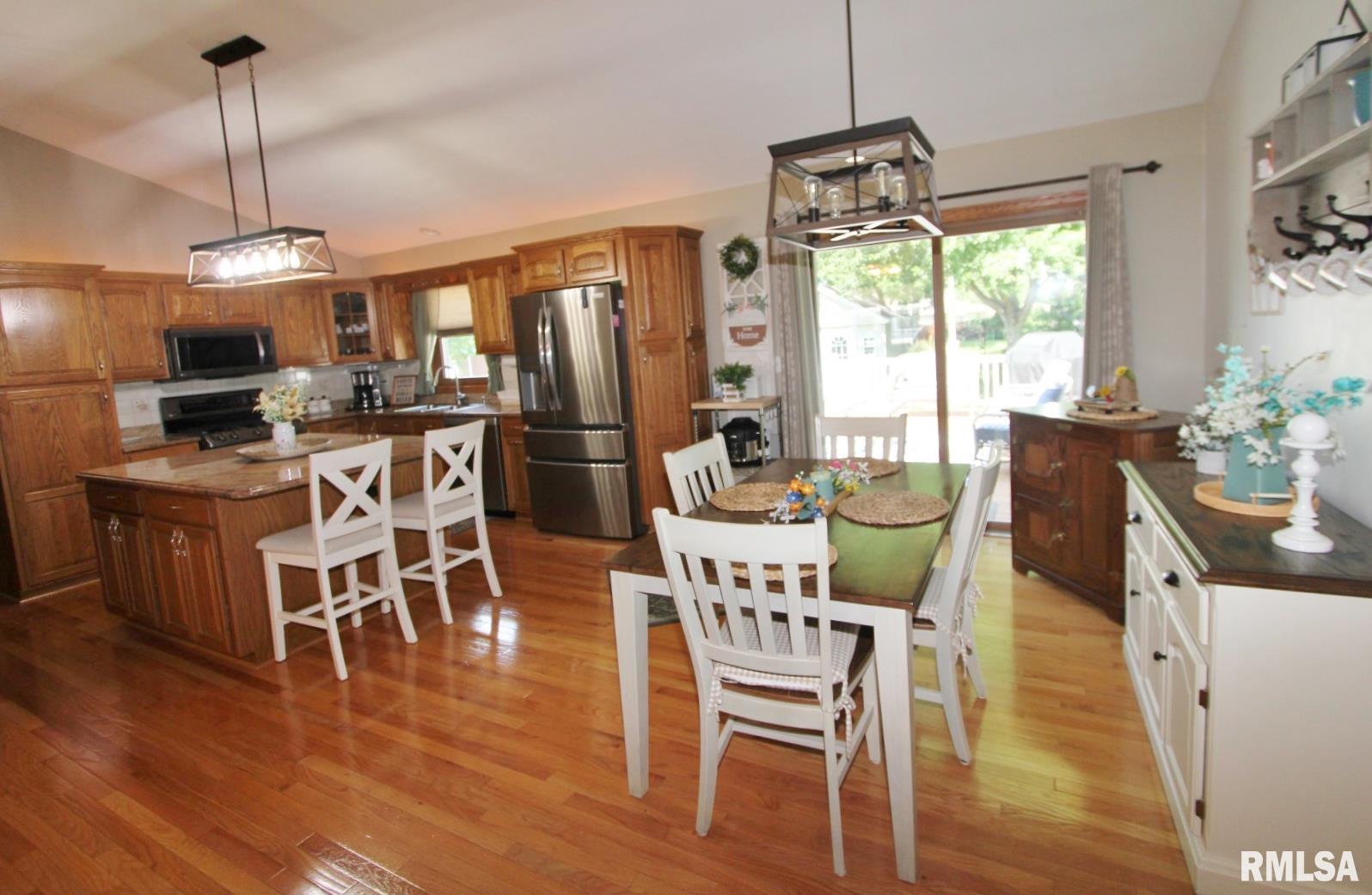 915 South Johanson Road Peoria, IL 61607 - Photo 7 of 51