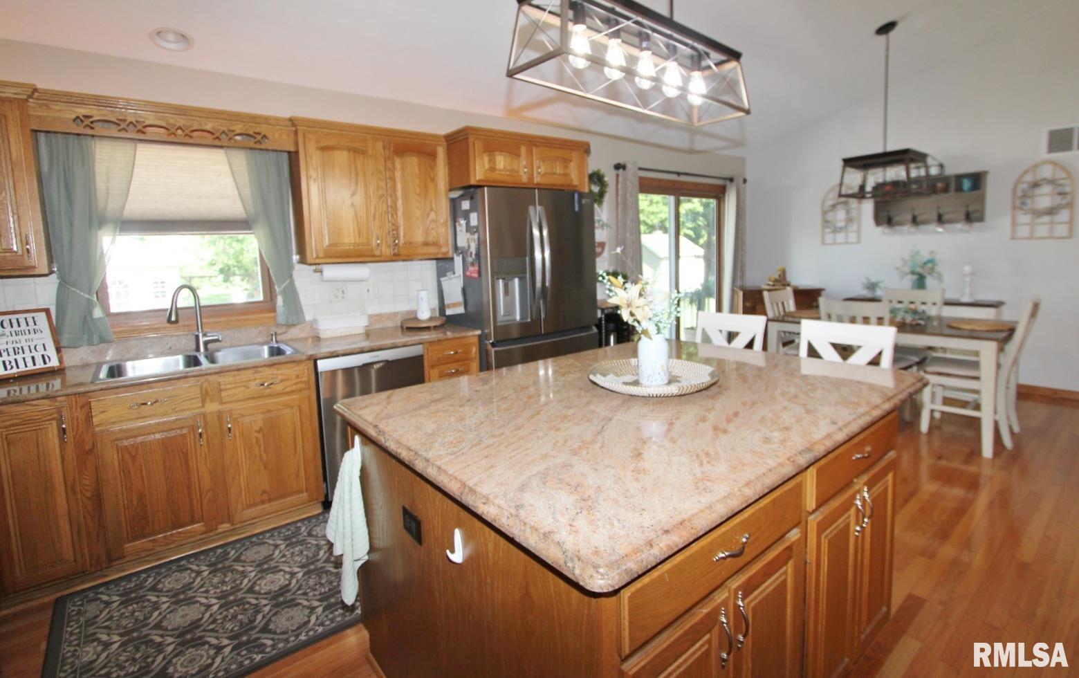 915 South Johanson Road Peoria, IL 61607 - Photo 9 of 51