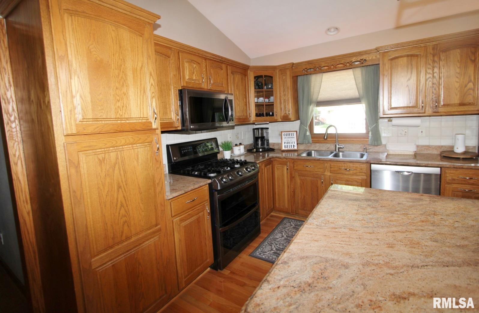 915 South Johanson Road Peoria, IL 61607 - Photo 10 of 51