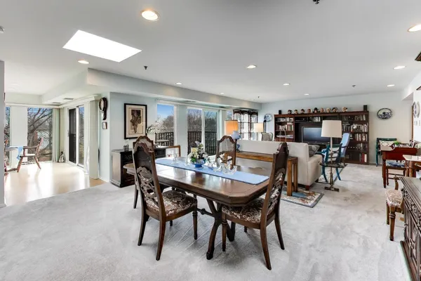 $645,000 | 352 Kelburn Road, Unit 323, Deerfield, IL 60015