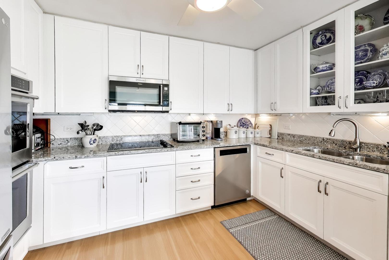 352 Kelburn Road, Unit 323 Deerfield, IL 60015 - Photo 9 of 28