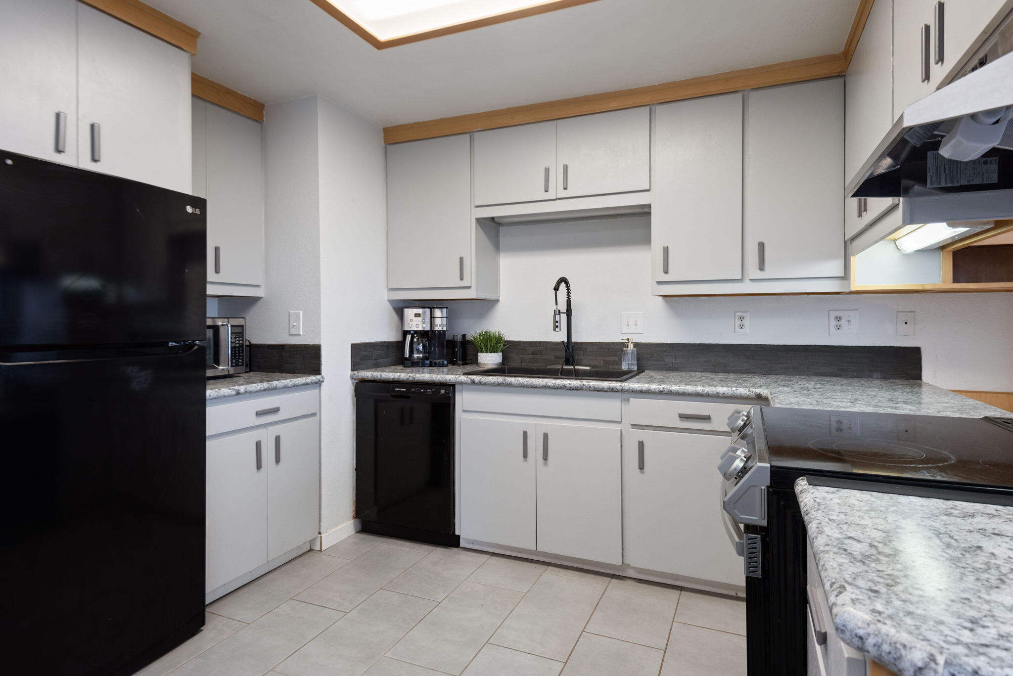 3044 Southwest Meadow Lane Redmond, OR 97756 - Photo 8 of 22