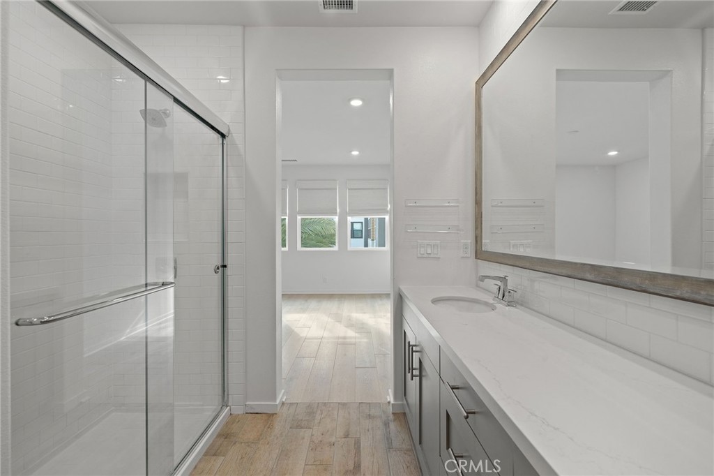 712 South Grable Circle Orange, CA 92868 - Photo 32 of 42 a bathroom with a tub sink and mirror