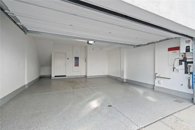 a view of a livingroom with entryway