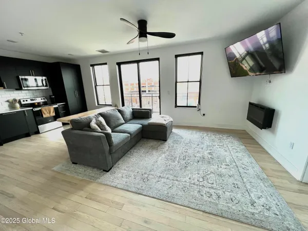 $2,652 | 385 Broadway, Saratoga Springs, NY 12866