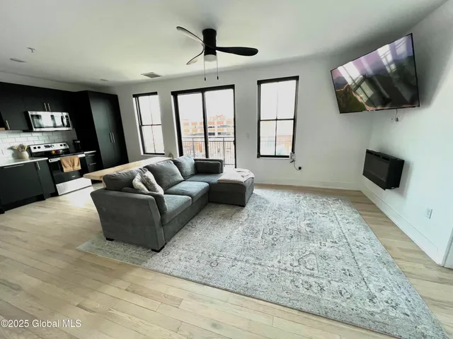 $2,652 | 385 Broadway, Saratoga Springs, NY 12866