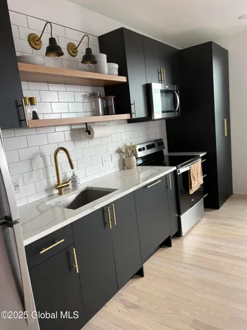 $2,652 | 385 Broadway, Saratoga Springs, NY 12866