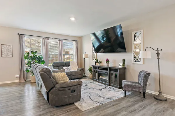 $295,000 | 1204 Draper Road, McHenry, IL 60050