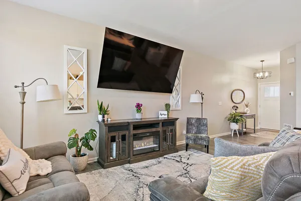 $295,000 | 1204 Draper Road, McHenry, IL 60050