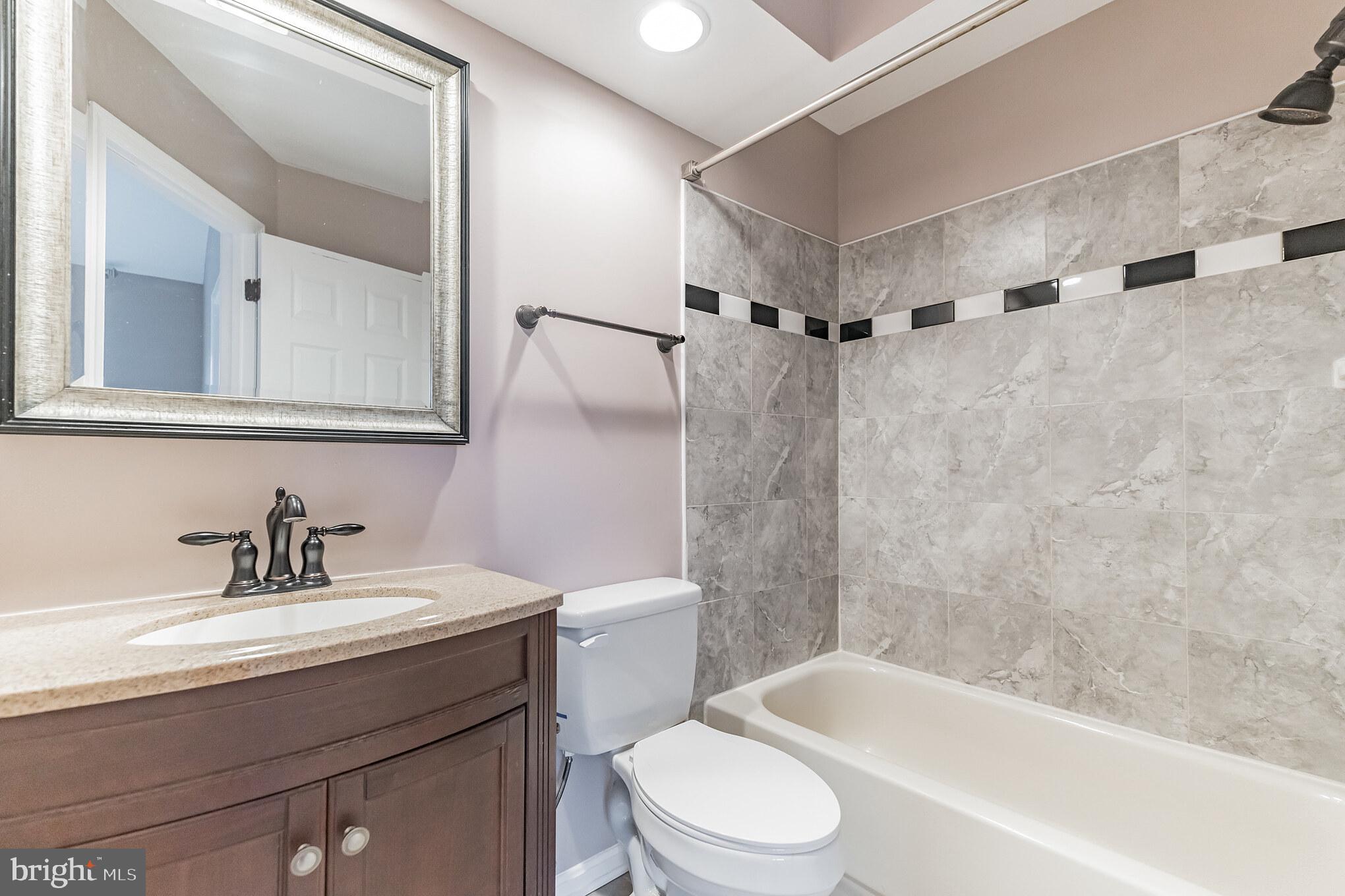 45597 Whitcomb Square Sterling, VA 20166 - Photo 17 of 30 Master ensuite
