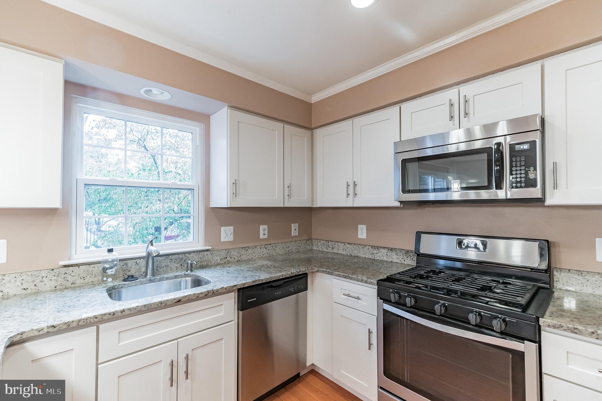 45597 Whitcomb Square Sterling, VA 20166 - Photo 8 of 30 Nice kitchen window for extra ligth