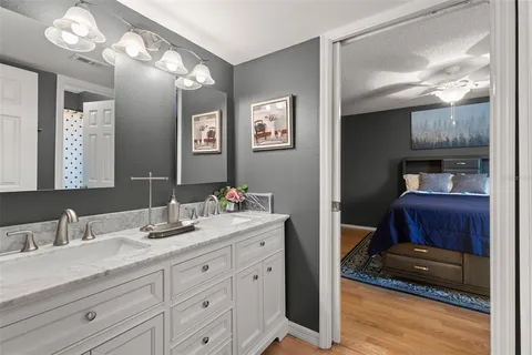 a en suite bathroom with double vanity and a mirror