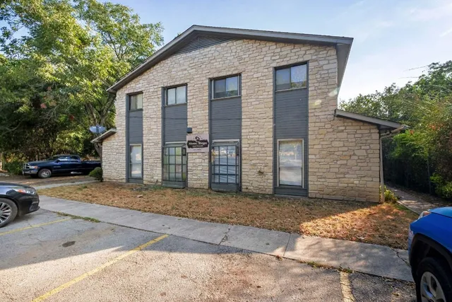 $995 | 200 Concho Street, Unit B, Lockhart, TX 78644