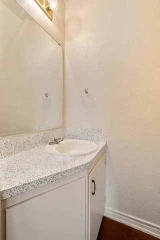 $995 | 200 Concho Street, Unit B, Lockhart, TX 78644