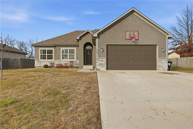 $345,000 | 1402 Southwest 8th Terrace, Oak Grove, MO 64075