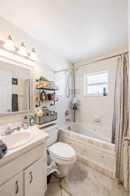 463 Emerald Cove Loop Lakeland, FL 33813 - Photo 22 of 30 a bathroom with a toilet a sink a mirror a bathtub and vanity