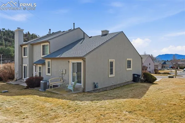 a view of a house with a yard